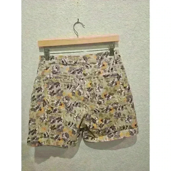 Gloria Vanderbilt Amanda FLORAL PRINT SOFT TOUCH DENIM SHORTS  SIZE 6 - Picture 2 of 3